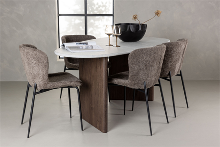 table de repas design et chaises en tissu bouclé